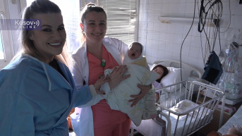Ivana Rakić sa prvom bebom rođenom u Novoj godin