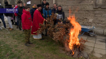 Paljenje badnjaka u Južnoj Mitrovici