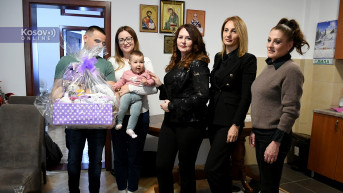 Predstavnice SL uručile poklon porodici Ćurčić