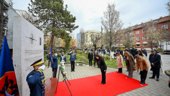 Osmani kod spomen-ploče palim Nato vojnicima