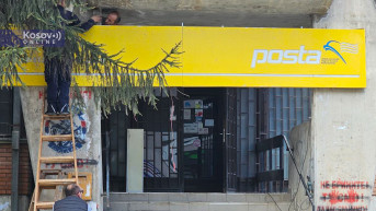 Postavlja se tabla Pošte Kosova u Leposaviću  