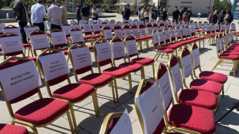 Protest, prazne stolice