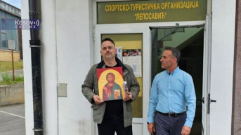 Radnik sportske hale sa ikonom i Ljuljzim Hetemi