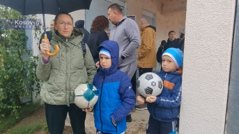 Roditelji sa decom ispred Hale sportova u Severnoj Mitrovici