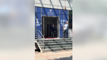 Haki Abazi ispisuje grafite na zgradi Vlade Kosova