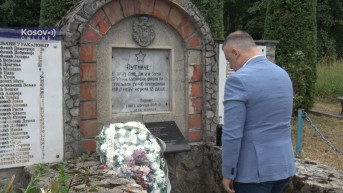 Dalibor Jevtić na polaganju venaca u Štrpcu