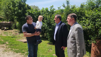 Tajić obišao porodice u Zvečanu koje su dobile nove kuće