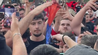 Navijači Albanije pale srpsku zastavu