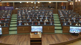Zastava Albanije ispred Kurtija