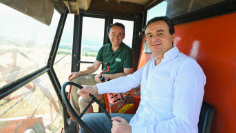 Aljbin Kurti i Faton Peci voze traktor