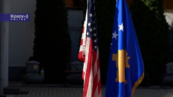 Podignuta zastava SAD u dvorištu džamije u Prištini