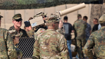 Nemački vojnici Kfora priredili izložbu oružja u kampu Bondstil za američke trupe