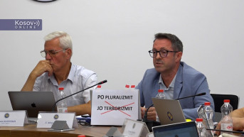 Sednica CIK-a, član sa natpisom Da pluralizmu, ne terorizmu