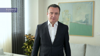 Aljbin Kurti u kabinetu