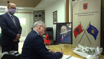 U Ambasadi Albanije u Prištini otvorena knjiga žalosti zbog smrti bivšeg premijera Fatosa Nana