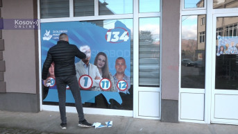 Uklanjanje promo materijala stranke Nenada Rašića sa lokala u Leposaviću