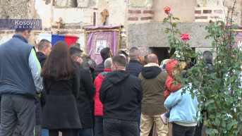 Meštani ispred crkve