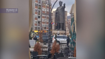 Nepoznati mladići skinuli srpsku zastavu sa spomenika knezu Lazaru