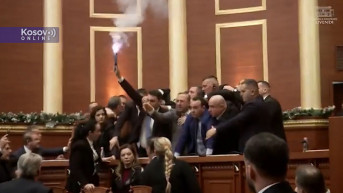 Haos u sali albanske skupštine