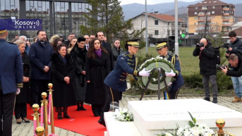 Osmani na grobu Rugove