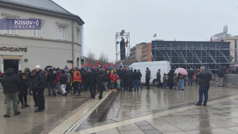 Narod pristiže na protest podrške OVK