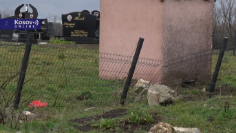 polomljena ograda na groblju u Skulanevu