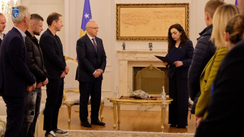 ademi i šalja dok vjosa čita ukaz
