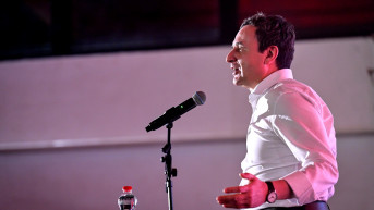 Aljbin Kurti miting u sali bez sakoa