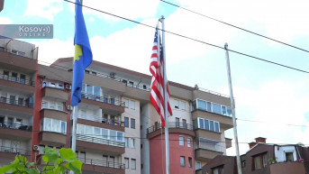Američka zastava u dvorištu džamije