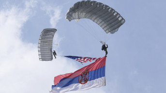 Padobranci, zastave Srbije i SAD