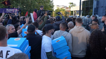 Demonstranti sa paketima predloga zakona.jpg