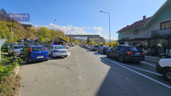 Kolona vozila na Jarinju