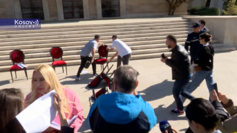 Demonstranti rasturaju Ramine stolice