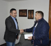 Srđan Popović uručuje pooć porodici Miljković