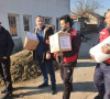 Predstavnici Opštine Obilić dele pomoć