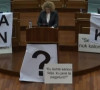 Opozicija plakati u parlamentu Kosova