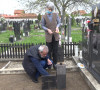 Zorica i Dragisa na grobu svoje dece