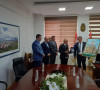 Spirić uručuje platetu Vesiću