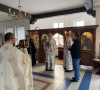 episkop Teodosije služi liturgiju u Gračanici SPC