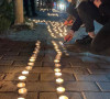 Mladi pale sveće