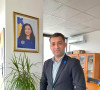 Valjon Prestreši sa slikom Vjose Osmani