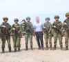 Pripadnik KBS sa snajperom od 14kg na slici sa kosovskim ministrom odbrane