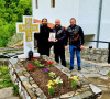 Manastir Crna reka - Slobodan Bašić na grobu monaha Haritona