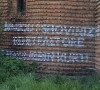 Ispisani grafiti na zidu nedovršene crkve