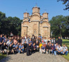episkop Teodosije sa polaznicima Prizrenske letnje duhovne škole