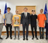 Aljbin Kurti sa učesnicima Međunarodne olimpijade u matematici