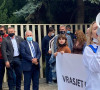 Svečlja sa demonstrantima ispred zgrade MUP - a Kosova