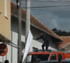 Policija uklanja transparent u Novom Brdu.jpg