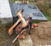 Polomljeni krstovi na groblju u Orahovcu.jpeg