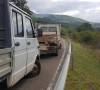 Vozila na barikadi u Jarinju - izbušene gume 